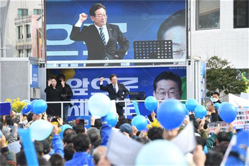  Lee Jae-myung is delivering a promotional speech on the car-mounted screen.