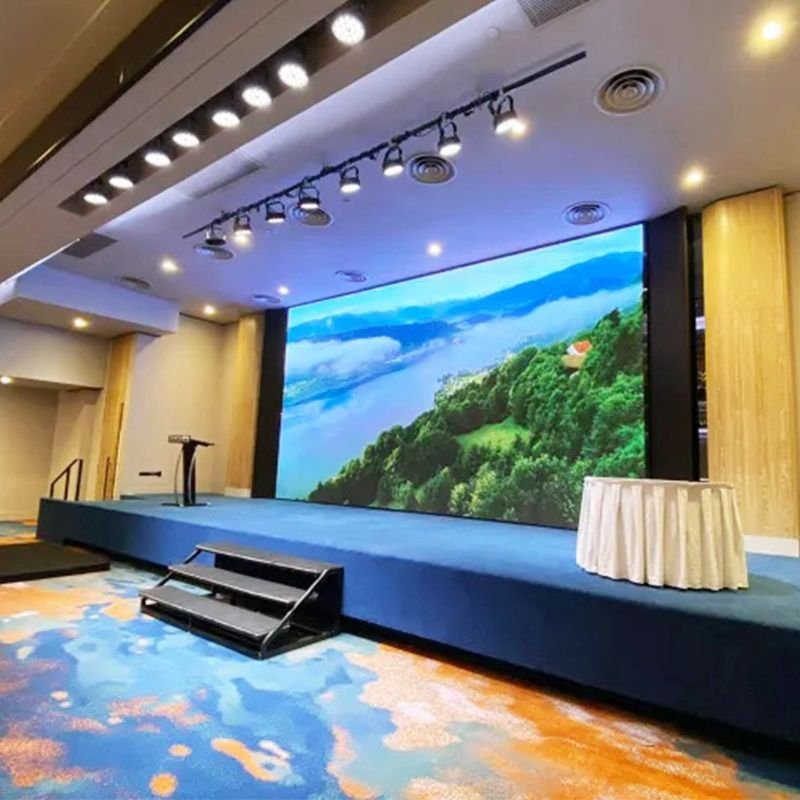 Pantalla LED de alta resolución instalada en una sala de reuniones de hotel.