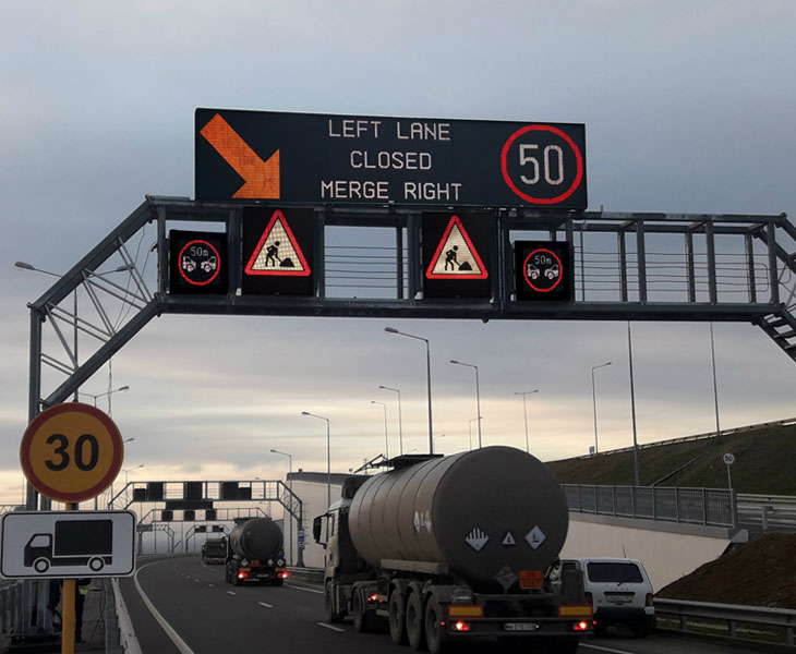 Electronic traffic sign with LED guidance screen adjusting brightness in foggy weather