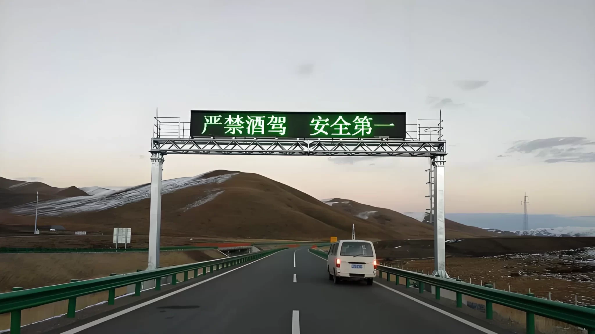 Highway LED screen as variable message sign for intelligent traffic management