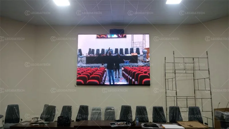 Se instaló una pantalla de video LED en la pared de una sala de conferencias de hotel.