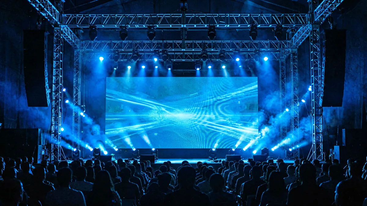 Pantalla LED de alquiler para escenario detrás de un escenario de conciertos en vivo.
