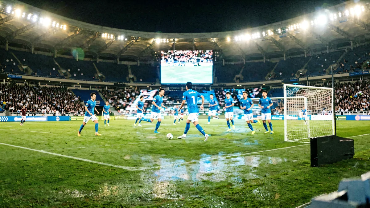 Panel LED perimetral a lo largo del terreno de juego del estadio.