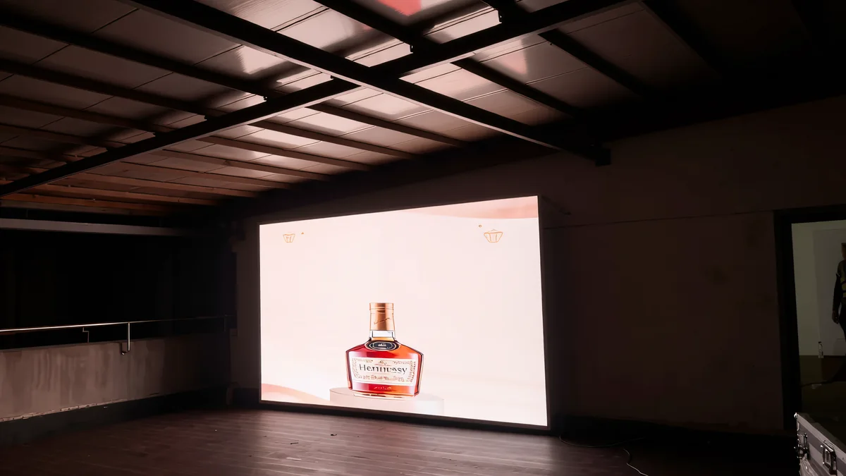 Pantalla LED exterior P3.9 instalada en el puerto de Liverpool, Reino Unido.
