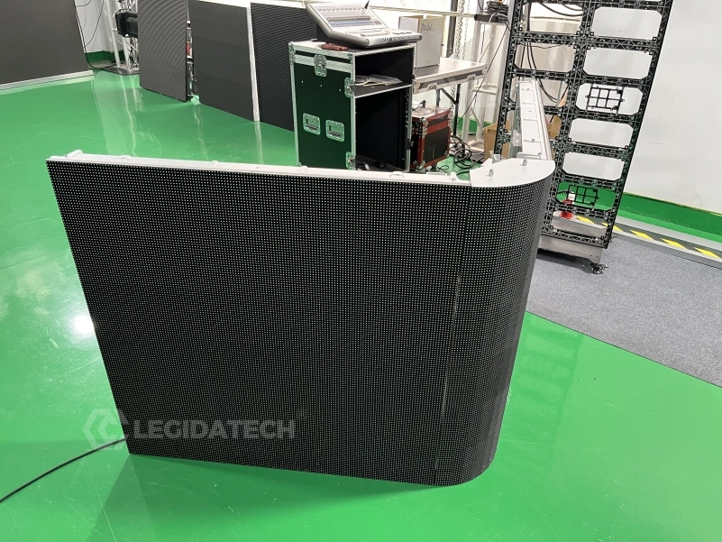 Close-up of the seamless corner joint of an S-shaped naked-eye 3D LED screen built from 1000x1000mm A1000 cabinets